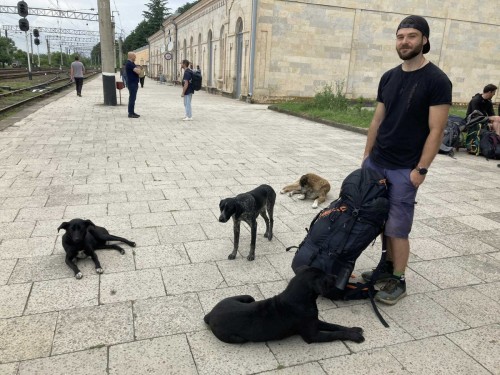 Společné čekání na vlak v Kutaisi